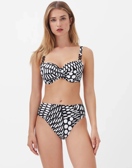 Nuria Ferrer Nuria Ferrer dots bikini